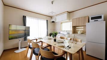 Standard Apartment, Balcony, City View | In-room dining