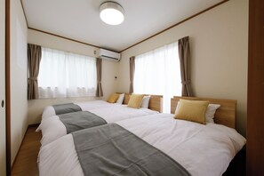 Departamento estándar, balcón, vista a la ciudad | Cortinas blackout, tabla de planchar con plancha y wifi gratis 