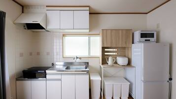 スタンダード アパートメント バルコニー シティビュー | 専用キッチン | 冷蔵庫、電子レンジ、コンロ、炊飯器