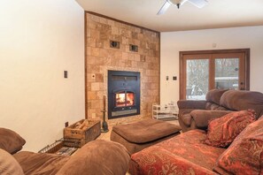 Smart-TV, Kamin, Bücher