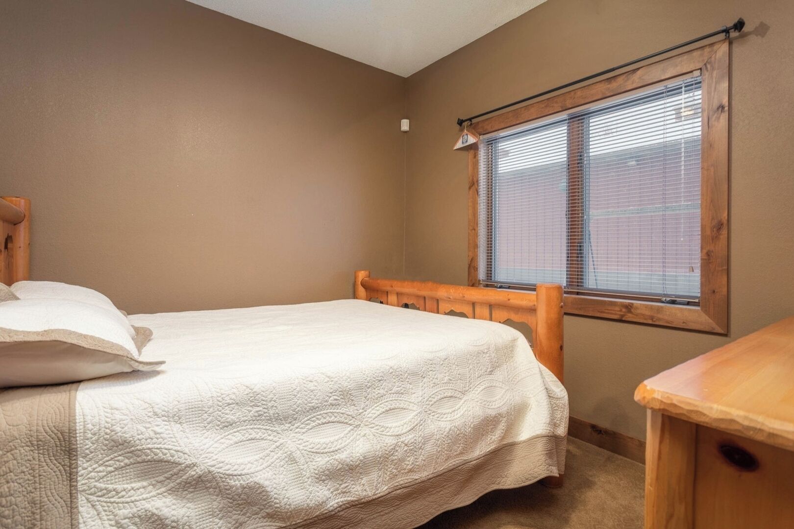 Travel cot, free WiFi, bed sheets