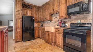 KĂŒhlschrank, Mikrowelle, Ofen, Herdplatte