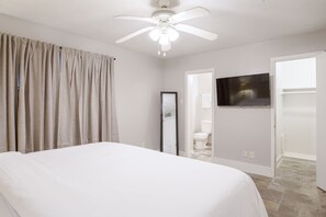 Escritorio, tabla de planchar con plancha, cuna de viaje y wifi gratis