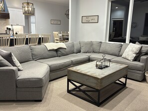 Smart-TV, Kamin, Bücher