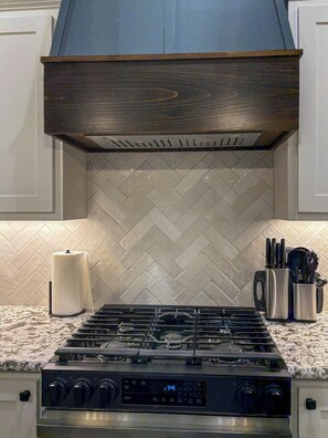 Fridge, microwave, oven, stovetop - Hallsville Hideout • Cozy Modern Farmhouse Retreat Near Longview (Hallsville)