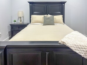 Iron/ironing board, free WiFi, bed sheets - Hallsville Hideout • Cozy Modern Farmhouse Retreat Near Longview (Hallsville)