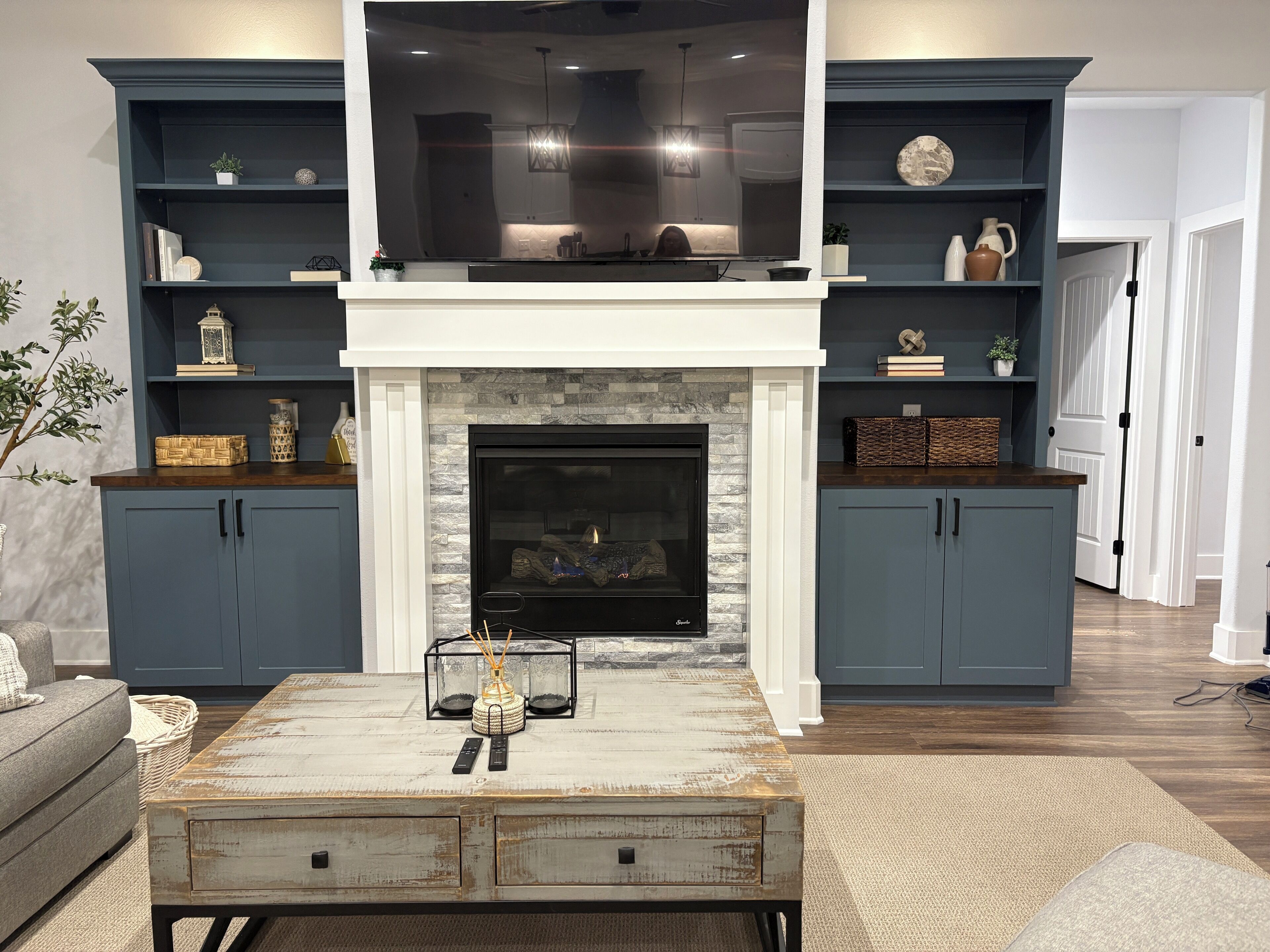 Smart-TV, Kamin, Bücher