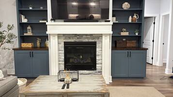 Televisor intel·ligent, llar de foc i llibres