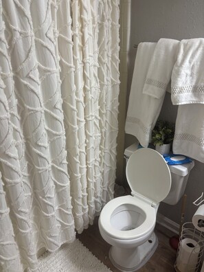 Sèche-cheveux, serviettes fournies, savon, papier toilette