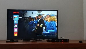 Un televisor mostrando la interfaz de Netflix con una película titulada 