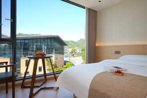 Habitación Confort doble, vistas a la colina | Ropa de cama de alta calidad, edredones de plumas, decoración individual