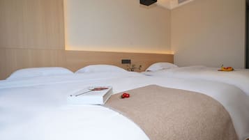 Chambre Familiale Double ou avec lits jumeaux, vue colline | Literie de qualité supérieure, couette en duvet d'oie