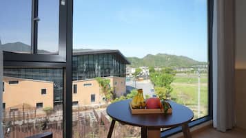 Chambre Double Confort, vue colline | Literie de qualité supérieure, couette en duvet d'oie