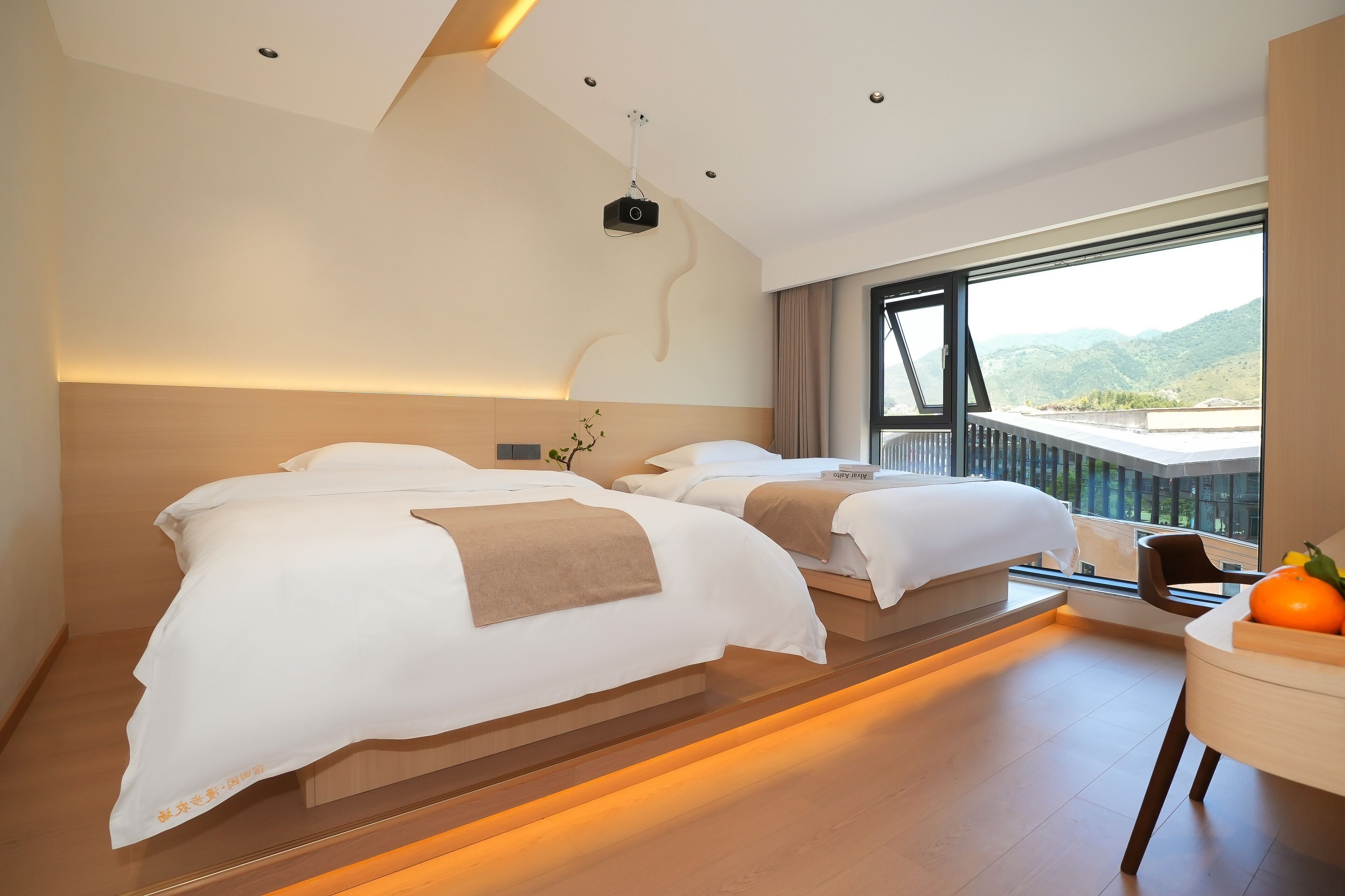 Dobbelt- eller tomannsrom – exclusive, utsikt mot høyde | Sengetøy av topp kvalitet, dundyner og individuelt dekorert