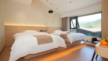 Dobbelt- eller tomannsrom – exclusive, utsikt mot høyde | Sengetøy av topp kvalitet, dundyner og individuelt dekorert