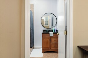 Shower, hair dryer, towels, soap - Premium Cozy 1-bedroom apartment in fantastic Sacramento w/ AC and gym equipment (Sacramento)