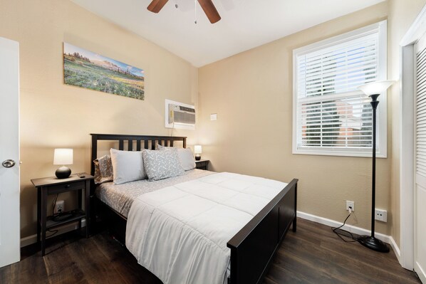 1 bedroom, desk, iron/ironing board, free WiFi - Premium Cozy 1-bedroom apartment in fantastic Sacramento w/ AC and gym equipment (Sacramento)