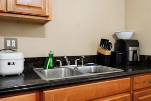 Fridge, microwave, oven, stovetop - Premium Cozy 1-bedroom apartment in fantastic Sacramento w/ AC and gym equipment (Sacramento)