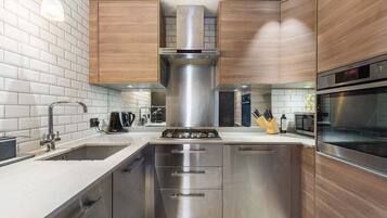 Coffee/tea maker, fridge, microwave, oven