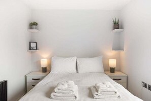 3 bedrooms, iron/ironing board, Internet, bed sheets - GuestReady - Modern stay with Balcony in London (London)