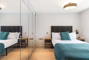 3 bedrooms, iron/ironing board, Internet, bed sheets - GuestReady - Modern stay with Balcony in London (London)