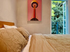 Iron/ironing board, WiFi, bed sheets - Quiet, light-filled laneway retreat, Surry Hills (Surry Hills)