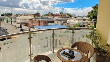 Dobbeltrom, byutsikt | Skrivebord, skrivebord for bærbar PC, blendingsgardiner og lydisolert