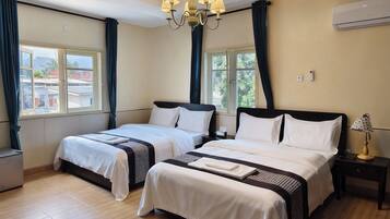 Tomannsrom – business, hageutsikt | Skrivebord, skrivebord for bærbar PC, blendingsgardiner og lydisolert