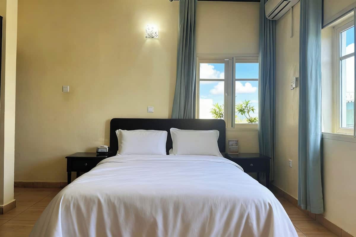 Comfort Single Room | Desk, laptop workspace, blackout curtains, soundproofing