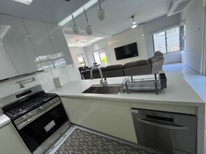 Private kitchen - 3-bedroom House in Paradisiac Beach Club (plantation village)