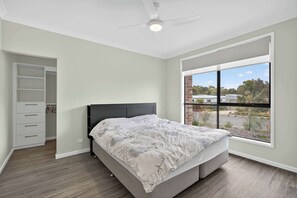 4 bedrooms, bed sheets - 31 Sun Orchid Drive, Chiton (Chiton)