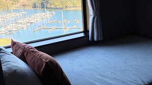 Una habitación con ventana con vista al puerto deportivo.