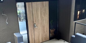 A room with a sliding door, a small window, and a visible outdoor area with plants. - Retreat Hotel ENTO ISESHIMA (Minamiise)