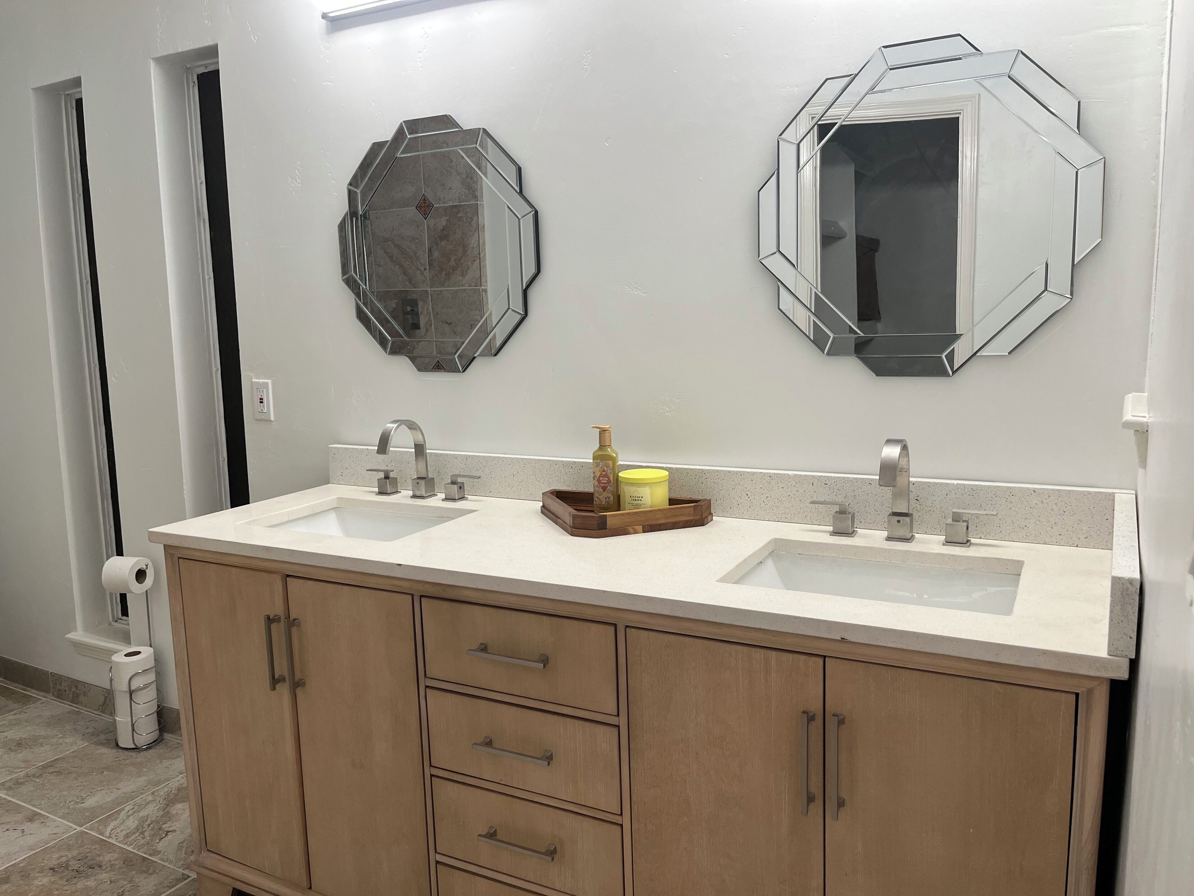 Serviettes fournies, savon, papier de toilette