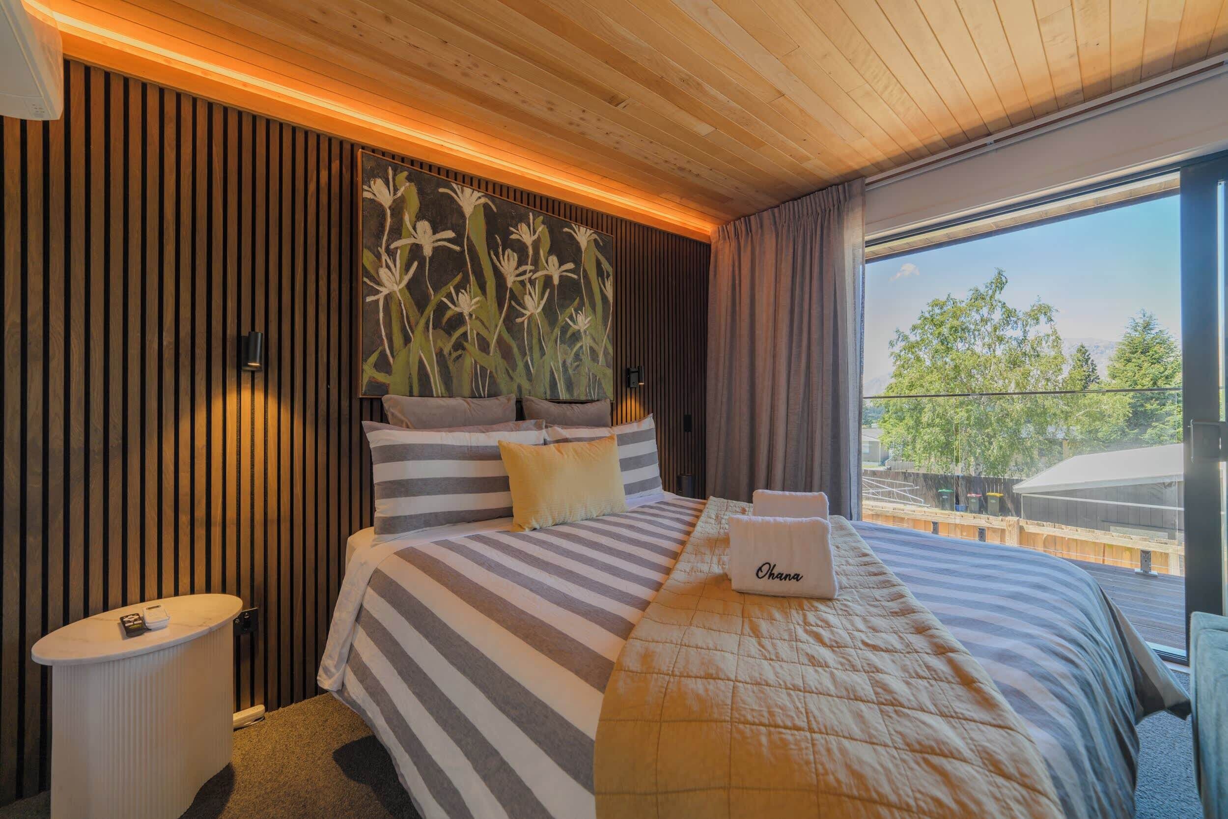 Tabla de planchar con plancha, wifi y ropa de cama 