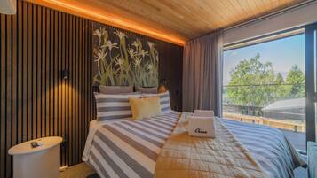 Tabla de planchar con plancha, wifi y ropa de cama