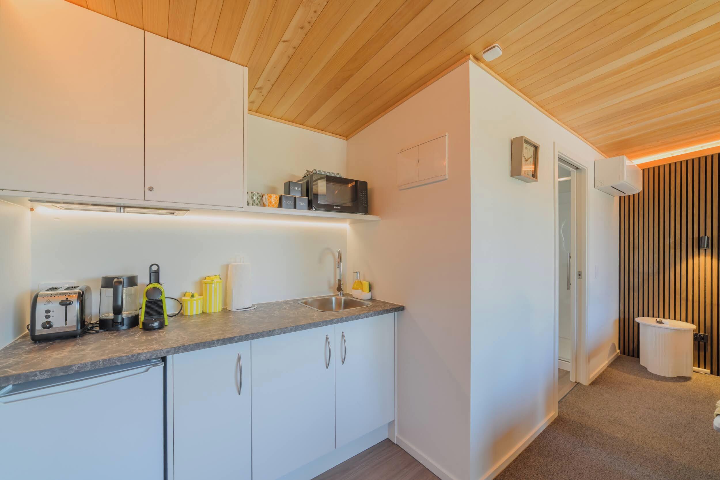 Microondas, horno, cafetera y tetera y tostadora 