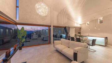 Panoramic Villa, Balcony, Lake View | Living area