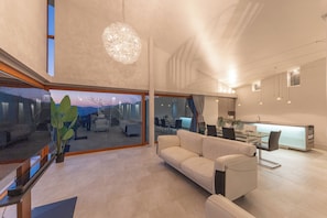 Panoramic Villa, Balcony, Lake View | Living area