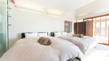 Panoramic Villa, Balcony, Lake View | Free WiFi, bed sheets