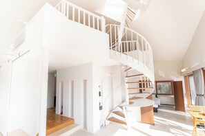 全景別墅, 陽台, 湖景 | 起居區 | 65-吋智慧型電視、數位頻道、 DVD 播放機