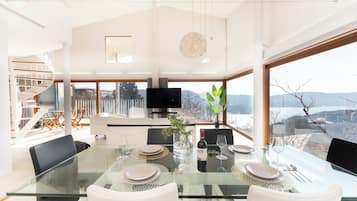 Panoramic Villa, Balcony, Lake View | In-room dining