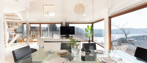 Panoramic Villa, Balcony, Lake View | In-room dining