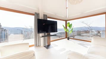 Panoramic Villa, Balcony, Lake View | Free WiFi, bed sheets