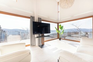 全景別墅, 陽台, 湖景 | 免費無線上網、床單