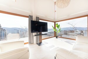 Panoramic Villa, Balcony, Lake View | Free WiFi, bed sheets