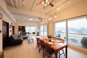 Biệt thự có tầm nhìn toàn cảnh, ban công, quang cảnh hồ | Truy cập Internet không dây miễn phí, bộ trải giường 