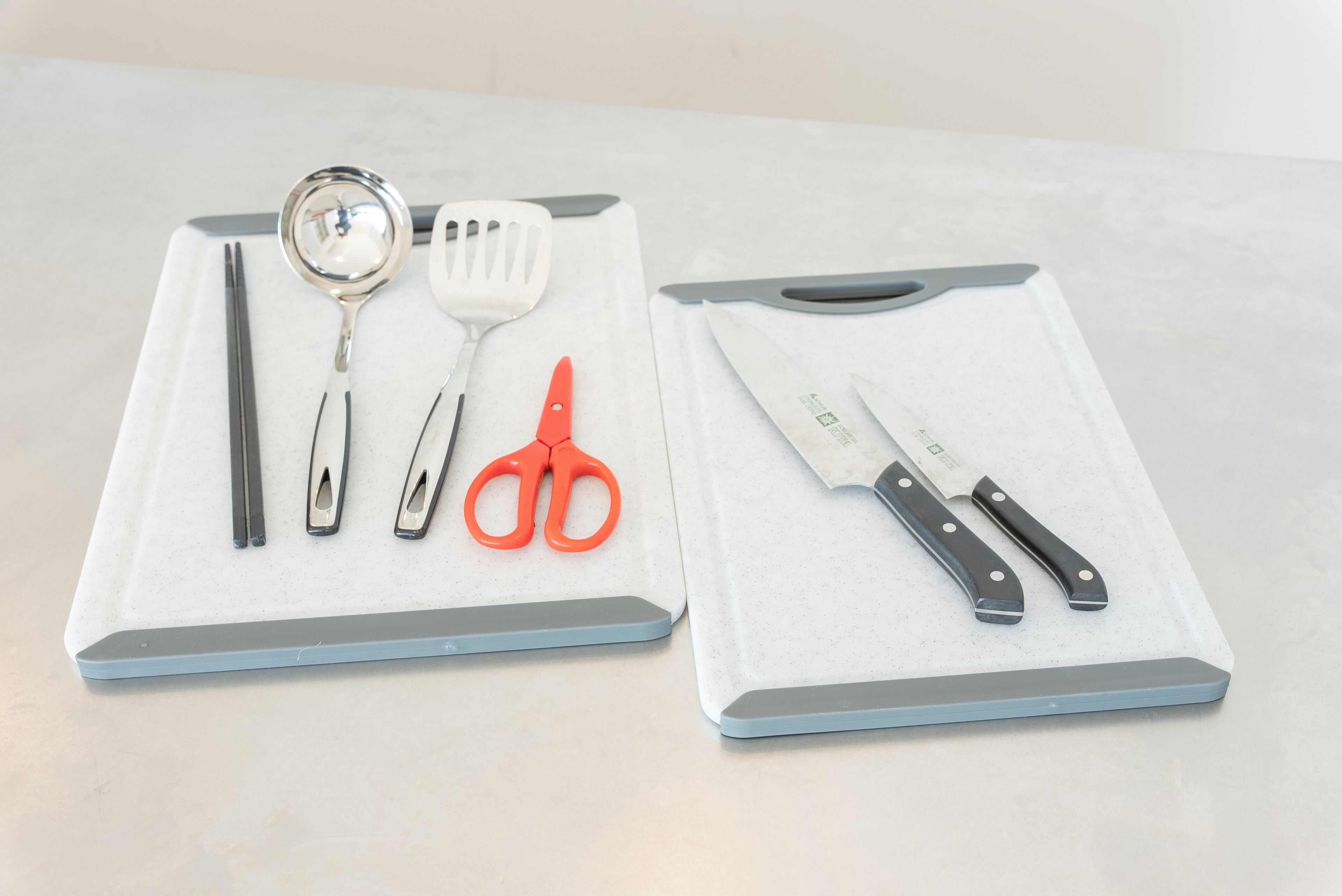 Dos felpudos de cocina con diversos utensilios.