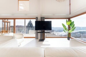 Panoramic Villa, Balcony, Lake View | Free WiFi, bed sheets