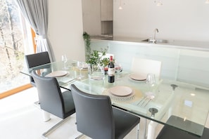 Villa panoramique, balcon, vue sur le lac | Cuisine privée | Réfrigérateur grande capacité avec congélateur, four à micro-ondes